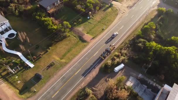 4K30トラクタークレーンウルグアイ 南アメリカの道路で運転 空中上からの眺め — ストック動画