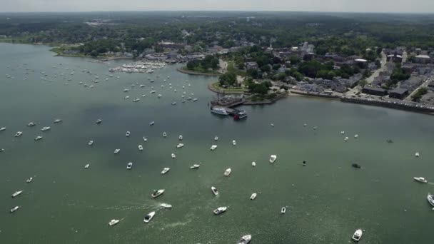 Vista Aérea Com Vista Para Barcos Ancorados Costa Plymouth Ensolarado — Vídeo de Stock