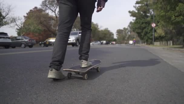 スケートボードスケートボードスケートを閉じる 路上でスケート — ストック動画