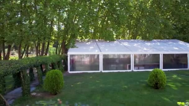 Vine Canopy Covers Walkway Empty White Tent Event Marquee Country — Stock Video