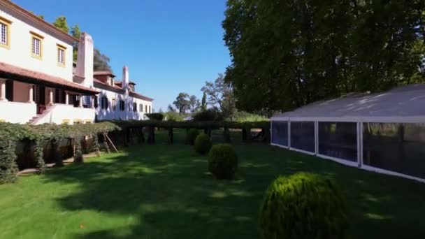 Canopy Walkway Verbindet Portugiesisches Anwesen Home Und Weißes Zelt Eventzelt — Stockvideo