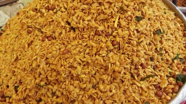 チヴダまたはチワダ ディワリは お米の薄切り ピーナッツのフライ カレーの葉 いくつかのスパイスで作られた特別な風味豊かなスナックです 伝統的なインドのディワリスナック — ストック動画