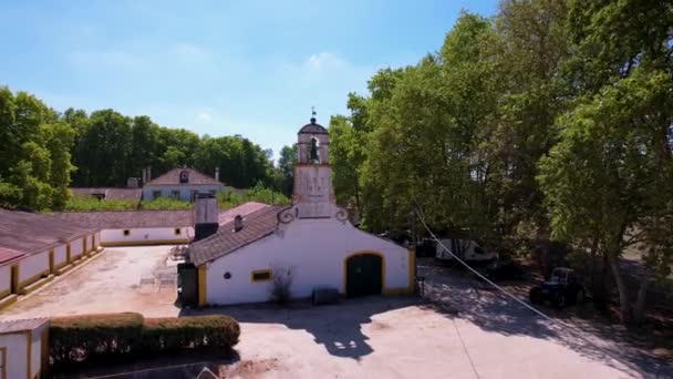 天気予報ファームで旧ポルトガルカトリック教会の鉄鐘楼 — ストック動画