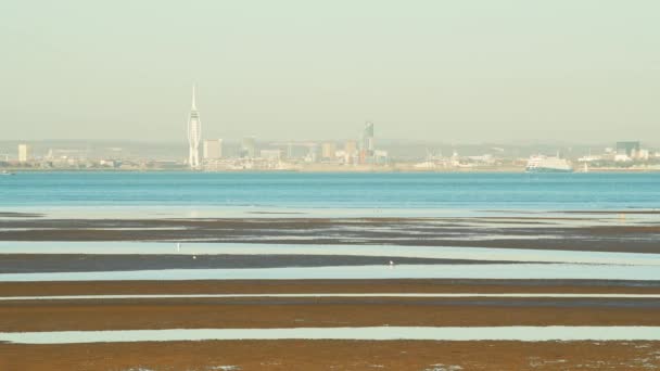 Ryde Beach Isle Wight View Portsmouth Spinnaker Tower City Skyline — Stockvideo