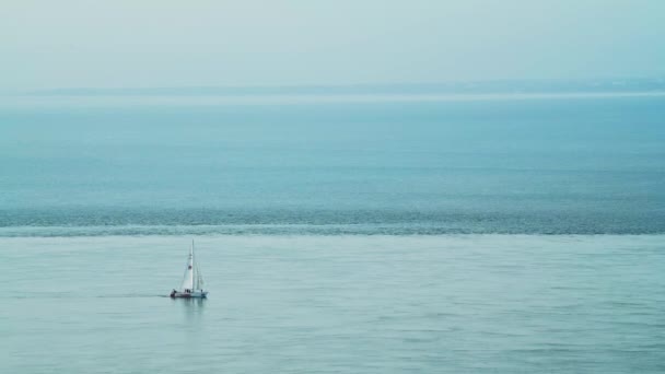 ソレントの英語チャンネルでのセーリングボートの空中ドローンビュー ワイト島 イギリス 美しい青い海の水と コピースペースと背景 — ストック動画