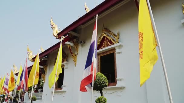 ธงชาต ไทยท ดไทยในเช ยงใหม ดลมท ดพระส อาคารท อเส ยงท สวยงาม — วีดีโอสต็อก