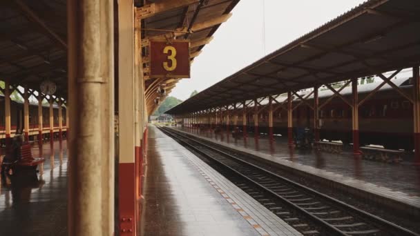 Thailand Coronavirus Covid Lockdown Social Distancing Chiang Mai Train Station — стоковое видео