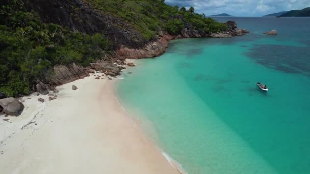 Menaiki Pandangan Udara Dari Pantai Terpencil Dan Pulau Dengan Pantai — Stok Video