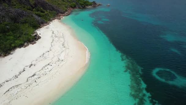 库里斯岛塞舌尔海滩的空中景观 岛上有岩石海岸线 还有停泊在碧绿清澈海水中的船只 — 图库视频影像