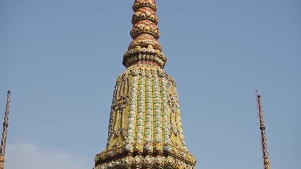 位于泰国曼谷佛寺的佛寺特写 位于东南亚华府 的五彩斑斓的装饰和精致的细节 — 图库视频影像