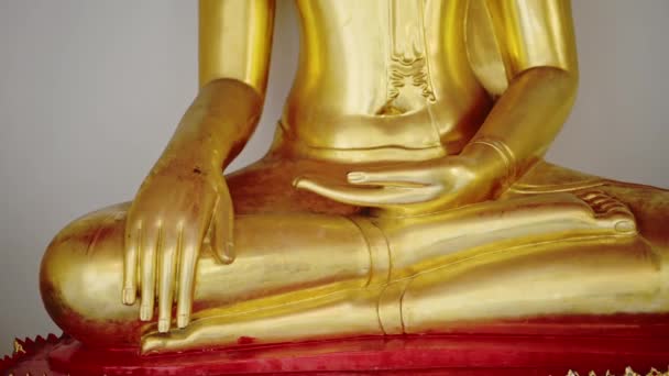 Thailand Goud Boeddha Boeddhistisch Standbeeld Close Bij Mooie Bangkok Tempel — Stockvideo