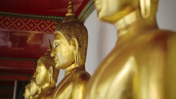 Close Gold Leaf Buddha Estatuas Bangkok Tailandia Templo Budista Estatuas — Vídeos de Stock