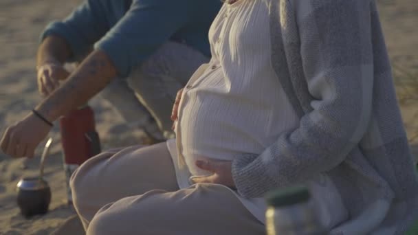 30Fps Pareja Embarazada Sentada Playa Mujer Tocando Vientre Embarazada — Vídeo de stock