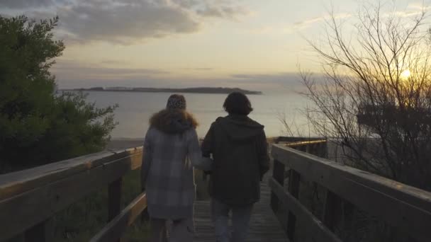 30Fps Glückliches Paar Das Einen Pier Strand Uruguay Hinunterläuft — Stockvideo