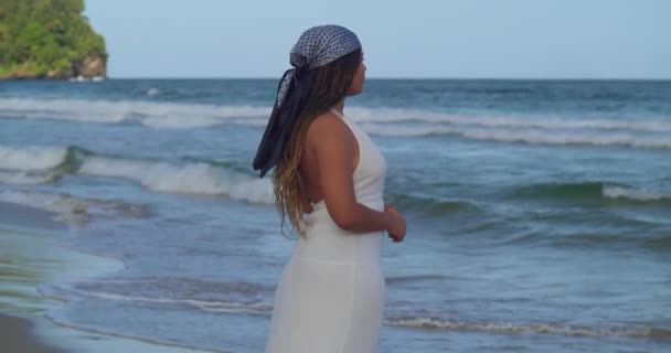 Een Vrouwelijk Model Het Strand Kijkt Naar Neerstortende Golven — Stockvideo