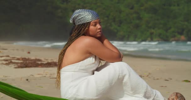 Zoom Câmera Perto Uma Mulher Sentada Praia Dia Ensolarado Uma — Vídeo de Stock