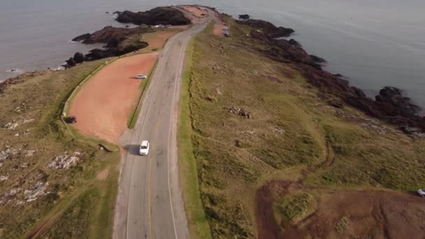 30Fps 승용차 남아메리카의 바위가 근처의해 도로에서 운전하는 — 비디오