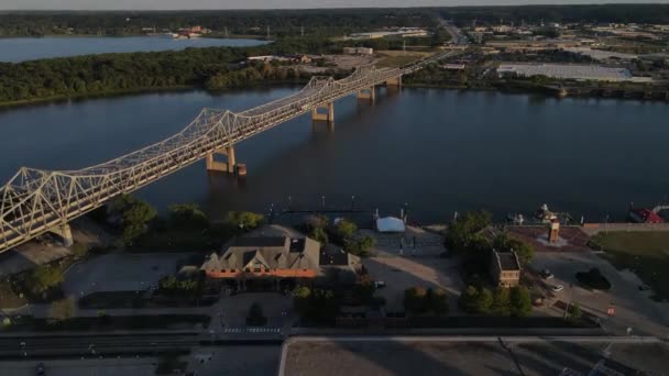 Vuelo Aéreo Sobre Puente Del Río Illinois Murray Baker Ruta — Vídeo de stock
