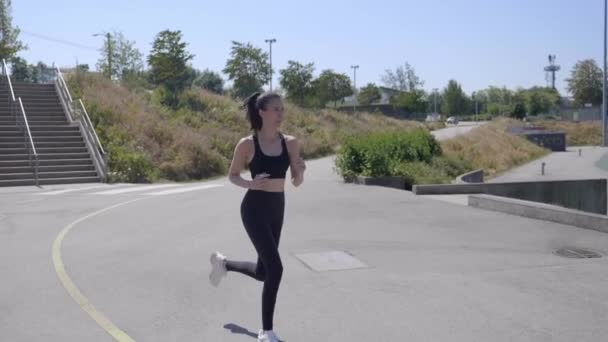 Attraktiv Sportive Girl Running Utanför Solen Slow Motion — Stockvideo