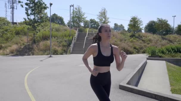 Deportiva Chica Corriendo Aire Libre Día Soleado Cámara Lenta Seguir — Vídeos de Stock