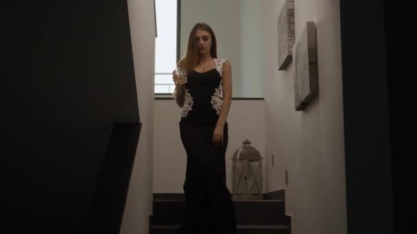 Mittlere Aufnahme Einer Wohlhabenden Frau Die Die Treppe Einem Modernen — Stockvideo