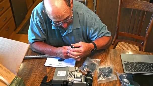 安装柴油热水器检查附件的父亲和杂工 — 图库视频影像