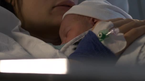 Mor Håller Sitt Nyfödda Barn Sjukhussäng Lutar Sig Uppåt — Stockvideo
