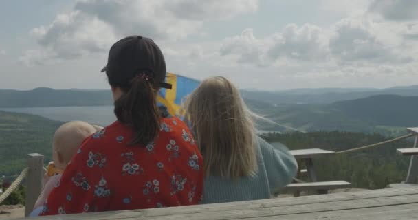Sveç Yüksek Kıyısındaki Turist Ailesi Skuleberget Dağından Manzaranın Keyfini Çıkarıyor — Stok video