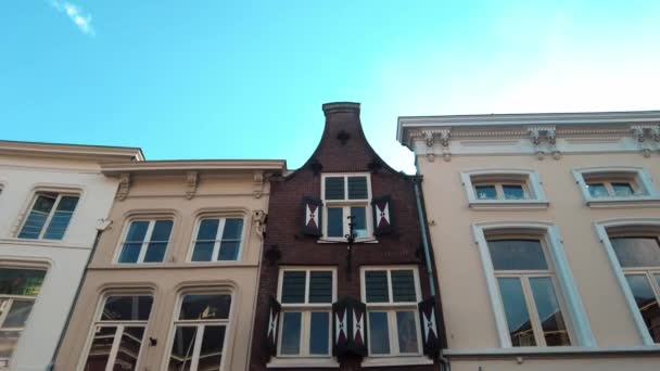 デンボッシュ ノールブラバントの典型的な古いオランダの建物の家にドリーオランダ — ストック動画