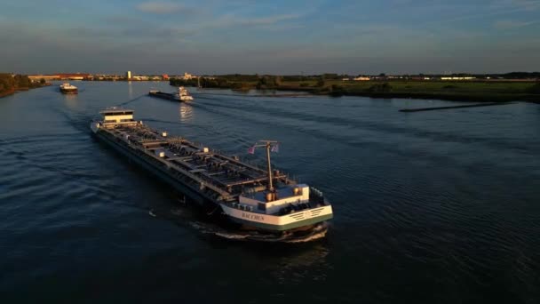 공중에서 바쿠스 인랜드 Liquid Tanker Sailing Oude Maas Zwijndrecht Sunset — 비디오
