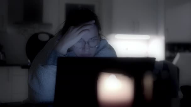 女人深夜在笔记本电脑前查看工作邮件 视线模糊 — 图库视频影像