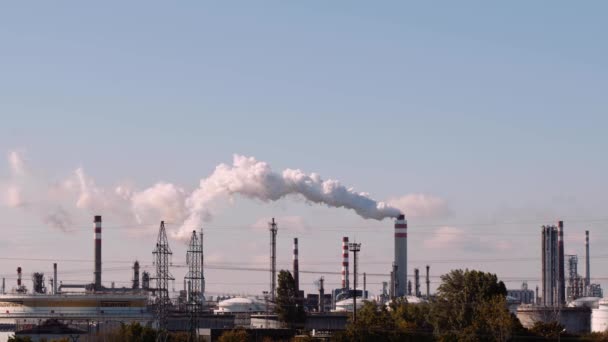 大規模な工場煙突から吹く白い煙 工業化の概念 — ストック動画