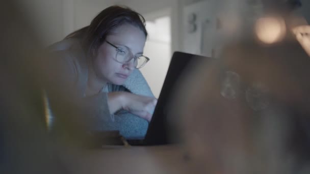 Žena Nosí Brýle Pracuje Online Blízkosti Notebooku Domácím Prostředí — Stock video