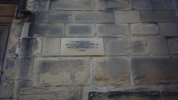 Камень Йельского Университета Внешней Стене Приходской Церкви Святого Джайлза Рексам — стоковое видео