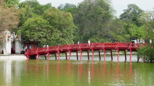 Turistas Icônica Ponte Vermelha Huc Para Atravessar Hoan Kiem Lake — Vídeo de Stock