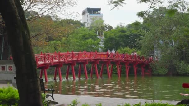 Striking Red Huc Bridge Lávka Přes Hoan Kiem Lake Chodci — Stock video