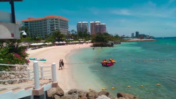 Hotel Resort Lujo Mactan Beach Cebú Filipinas Turistas Probando Motos — Vídeo de stock