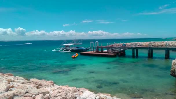 Παραδοσιακό Σκάφος Outrigger Επιπλέει Κοντά Προβλήτα Στο Cebu Φιλιππίνες Καλοκαίρι — Αρχείο Βίντεο