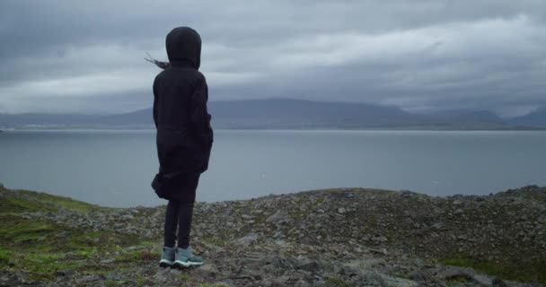 Молода Дівчина Дивиться Пейзаж Дощовий Вітряний День — стокове відео