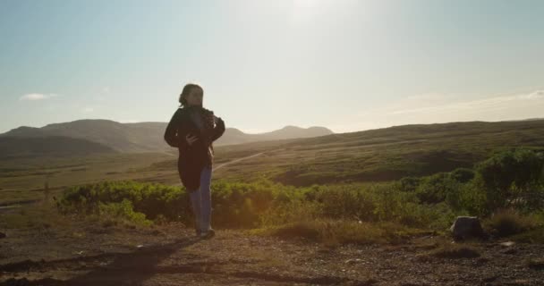 Scatto Rallentatore Una Ragazza Che Cammina Lungo Una Pista Islanda — Video Stock