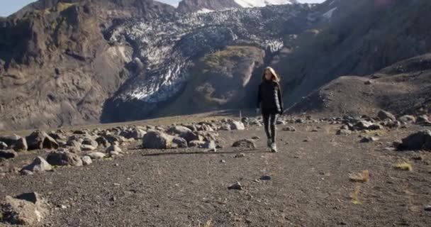 Jong Meisje Afkomstig Van Een Gletsjer Richting Van Camera Een — Stockvideo