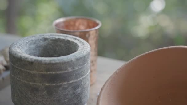 Каменный Раствор Пестик Глиняной Посудой Хранятся Столе — стоковое видео