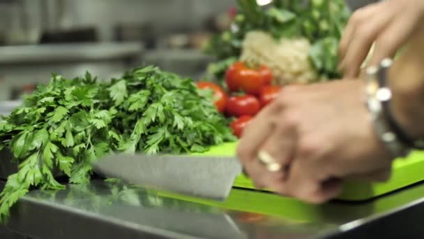 Szef Kuchni Restauracji Wycięte Grzyby Champignon Kwartałach Zbliżenie — Wideo stockowe