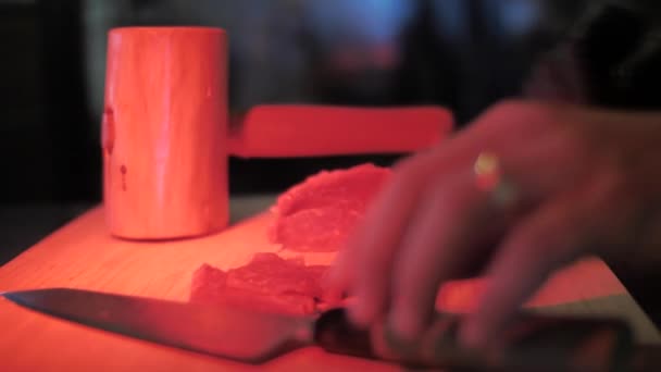 近照厨师切生牛肉片 红光色调 — 图库视频影像