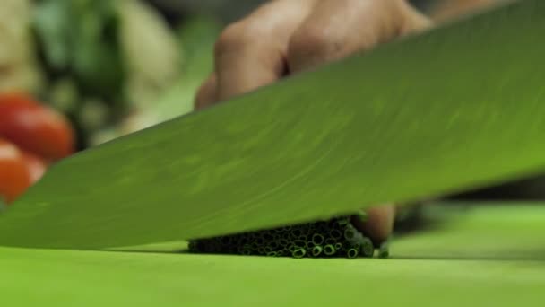 锐利大马士革钢刀切割新鲜洋葱片 — 图库视频影像
