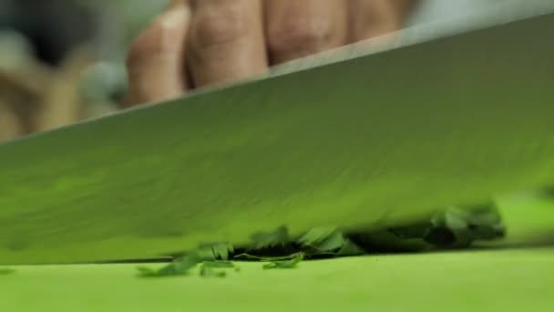锋利的大马士革钢刀切碎新鲜的欧芹 — 图库视频影像