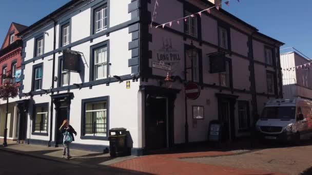 Mensen Lopen Langs Long Pull Pub Wrexham Wales — Stockvideo