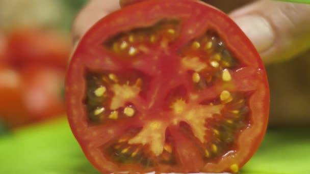 Chef Utiliza Cuchillo Hoja Acero Damasco Para Cortar Tomate Fresco — Vídeo de stock