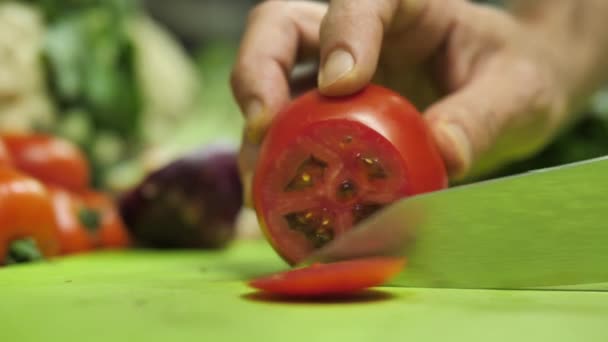 Närbild Damaskus Stålkniv Skära Röd Tomat Skivor — Stockvideo