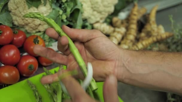 Chef Peeling Sparanghel Peeler Fundal Vegetal Închide — Videoclip de stoc
